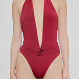 Traje de baño carmesi Cipres Maygel Coronel de cerca
