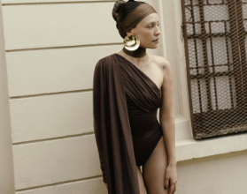 mujer elegante en vestido de baño